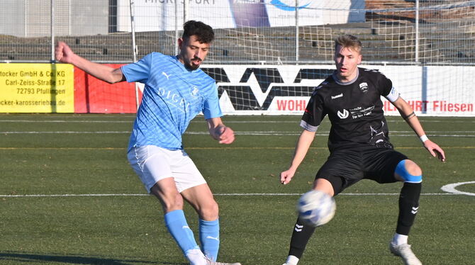 Pfullingens Verteidiger und Kapitän Sven Packert (rechts) klärte in der ersten Hälfte einen Abschluss des VfL Nagold um Panagiot Pfullingens Verteidiger und Kapitän Sven Packert (rechts) klärte in der ersten Hälfte einen Abschluss des VfL Nagold um Panagiot
