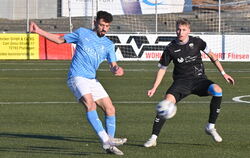 Pfullingens Verteidiger und Kapitän Sven Packert (rechts) klärte in der ersten Hälfte einen Abschluss des VfL Nagold um Panagiot