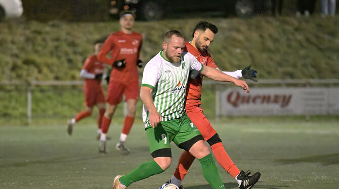 Nick Kuchenbecker (links) vom SV Hülben im Zweikampf mit dem Bad Uracher Özgür Onur Yildirim. FOTO: BAUR Nick Kuchenbecker (links) vom SV Hülben im Zweikampf mit dem Bad Uracher Özgür Onur Yildirim. FOTO: BAUR