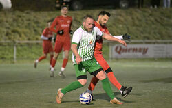 Nick Kuchenbecker (links) vom SV Hülben im Zweikampf mit dem Bad Uracher Özgür Onur Yildirim.  FOTO: BAUR