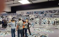 Ein nüchterner Betonbau mit vielen Markierungen. Doch mit der VR-Brille erleben die Besucher hier eine abenteuerliche Reise .  F