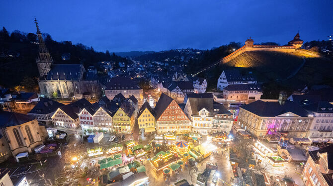Die Stände des Weihnachtsmarkts Esslingen leuchten am Abend.