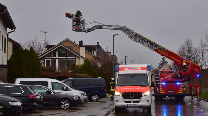 Ein Patienten wird aus dem Obergeschoss eines Wohnhauses gerettet.
