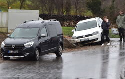 Unfall auf der neuen Ernwiesenstraße. Könnte die neue Schikane in »s«-Form mit daran Schuld sein?