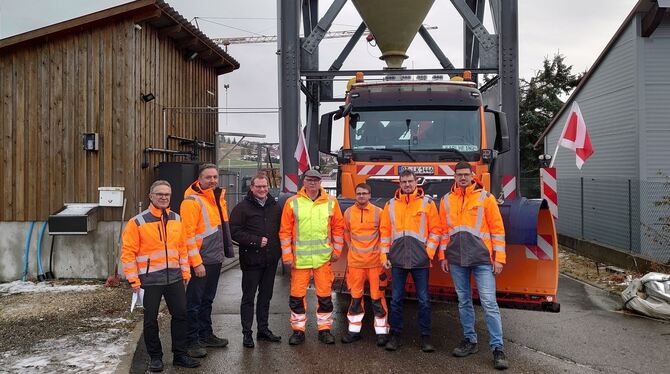 Frank Söll (ganz links) und sein Team sind auch in Engstingen bereit, Bürgermeister Mario Storz und Bauhofleiter Klaus Dieter Ni