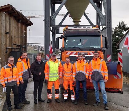 Frank Söll (ganz links) und sein Team sind auch in Engstingen bereit, Bürgermeister Mario Storz und Bauhofleiter Klaus Dieter Ni
