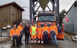 Frank Söll (ganz links) und sein Team sind auch in Engstingen bereit, Bürgermeister Mario Storz und Bauhofleiter Klaus Dieter Ni