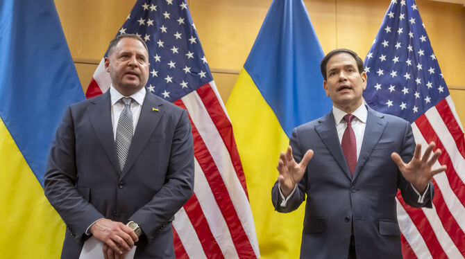 Ringen um Änderungen am 28-Punkte-Friedensplan für die Ukraine: Andrij Jermak (links), Leiter des Präsidialamts der Ukraine, und