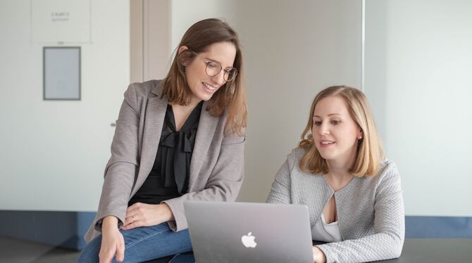 Manuela Miller-Feigl und Franziska Nowak verbinden technologische Exzellenz mit Top-Management.  FOTO: MEMI TEXTILES