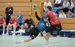 Mit aller Macht stemmten sich die Mössinger wie hier Hendrik Müller (links) gegen den Favoriten aus Alfdorf mit Vanja Zec. FOTO: