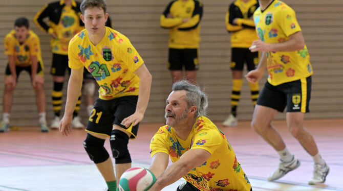 Die Rettungsaktion von Matthias Anft (vorne) vom TSV Eningen wird von seinen Mitspielern Jakob Auer (links) und Ruben Schellham Die Rettungsaktion von Matthias Anft (vorne) vom TSV Eningen wird von seinen Mitspielern Jakob Auer (links) und Ruben Schellham