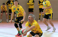 Die Rettungsaktion von Matthias Anft (vorne) vom TSV Eningen wird von seinen Mitspielern Jakob Auer (links) und Ruben Schellham