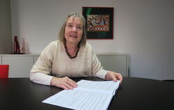 Winni Victor in der GEA-Redaktion mit der Partitur zur Kammeroper »Die Briefe des Vincent van Gogh«.