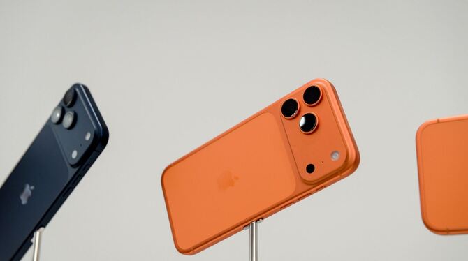 Apple iPhone Pro in den Farben Tiefblau und Cosmic Orange