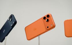 Apple iPhone Pro in den Farben Tiefblau und Cosmic Orange
