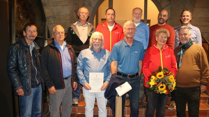 Bürgermeister Michael Hillert (rechts) ehrte  engagierte Blutspender. FOTO: OECHSNER