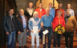 Bürgermeister Michael Hillert (rechts) ehrte  engagierte Blutspender. FOTO: OECHSNER