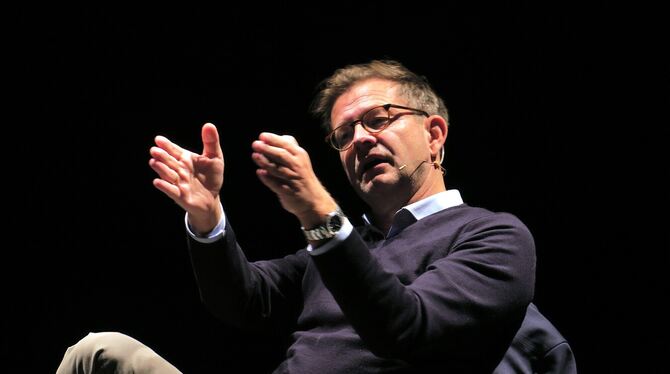 florian illies lesung literatur familie mann wenn die sonne untergeht kino museum tübingen foto akr Er liest vergnüglich und erklärt auf den Punkt: Florian Illies bei seinem Tübinger Auftritt.