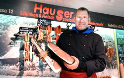 Markus Hauser bietet auf dem Reutlinger Dienstagsmarkt Schwarzwald-Spezialitäten und mehr an. In seinem Sortiment hat er auch Sp