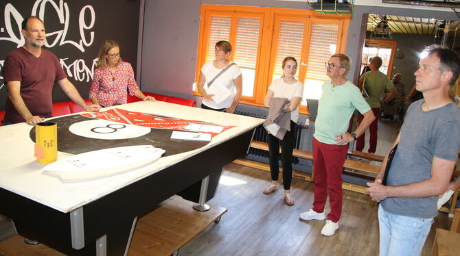 Lars Luft und Christel Bahnmüller-Luft (am Tisch stehend) empfingen 2023 die Mitglieder des Dettinger Verwaltungsausschusses zu