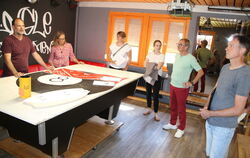 Lars Luft und Christel Bahnmüller-Luft (am Tisch stehend) empfingen 2023 die Mitglieder des Dettinger Verwaltungsausschusses zu