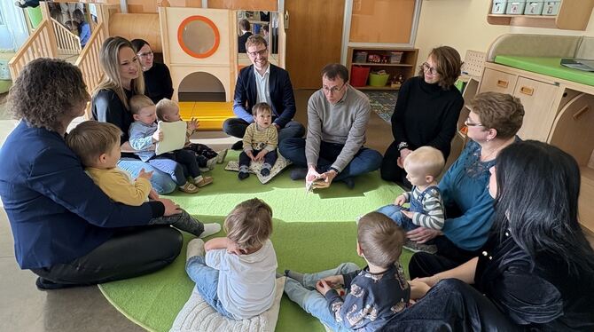 Bürgermeister Simon Baier (Mitte) und Staatssekretär Volker Schebesta (links daneben) sind ins TigeR-Nestle nach Ödenwaldstetten