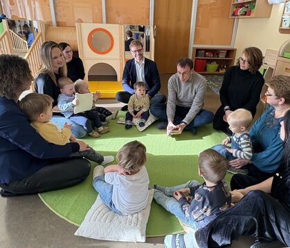 Bürgermeister Simon Baier (Mitte) und Staatssekretär Volker Schebesta (links daneben) sind ins TigeR-Nestle nach Ödenwaldstetten