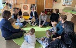 Bürgermeister Simon Baier (Mitte) und Staatssekretär Volker Schebesta (links daneben) sind ins TigeR-Nestle nach Ödenwaldstetten