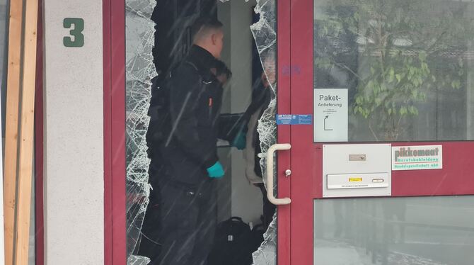 Bluttat, Familiendrama, St. Johann, Pfullingen, Reutlingen Die Polizei hat zwei erschossene Männer in einem Firmengebäude gefunden.