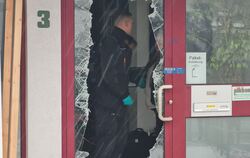 Die Polizei hat zwei erschossene Männer in einem Firmengebäude gefunden.