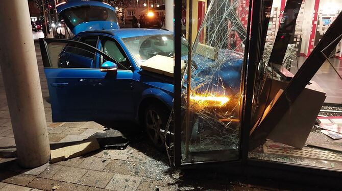 Auto durchbricht Scheibe einer Bankfiliale Auto durchbricht Scheibe einer Bankfiliale