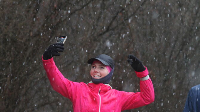 Glücklich im Ziel - zumindest für die Handykamera: Joyce Hübner am Ziel von Marathon 179 in Bad Urach-Seeburg.