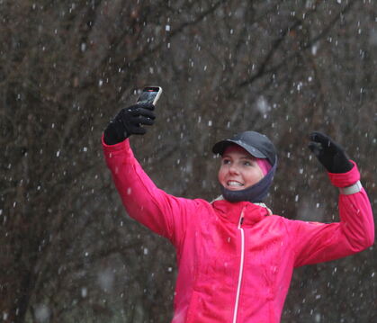 Glücklich im Ziel - zumindest für die Handykamera: Joyce Hübner am Ziel von Marathon 179 in Bad Urach-Seeburg.