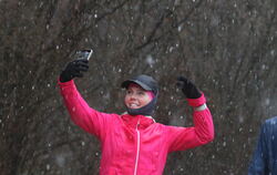 Glücklich im Ziel - zumindest für die Handykamera: Joyce Hübner am Ziel von Marathon 179 in Bad Urach-Seeburg.