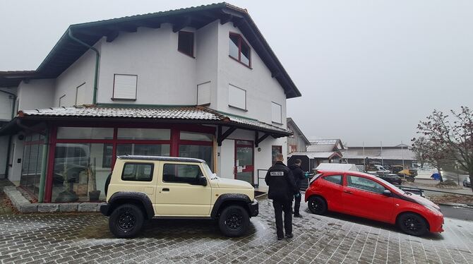 Ein weiterer Schauplatz der furchtbaren Bluttat, die am Mittwoch, nach Bekanntwerden, die ganze Region erschüttert: Das Firmenge