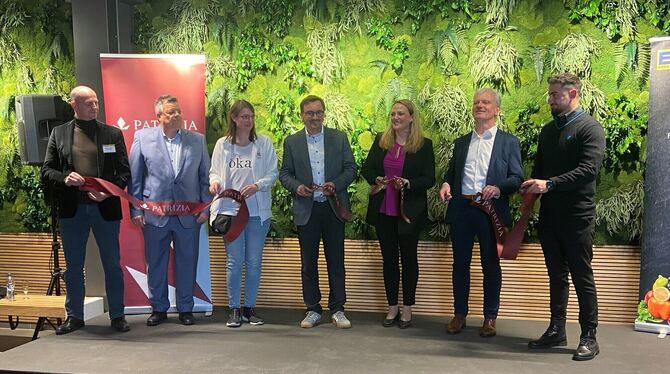 Jetzt ist das alte Kriegbaum-Areal wieder offiziell eröffnet: Bürgermeister Steffen Heß und Edeka-Möck-Leiterin Verena Hertsch (