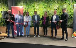 Jetzt ist das alte Kriegbaum-Areal wieder offiziell eröffnet: Bürgermeister Steffen Heß und Edeka-Möck-Leiterin Verena Hertsch (