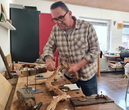 Jochen Hofhansel in seinem Reich: Der Kunsthandwerker arbeitet im Atelier des Living Museums Alb der Bruderhaus-Diakonie in Butt