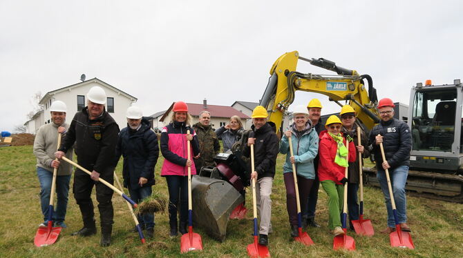 Pliezhausen, Rübgarten, Kläranlage Reutlingen-Nord, Baggerbiss, Spatenstich Spatenstich an einem anderen Ort. Wegen des strömenden Regens haben sich Bürgermeister Christof Dold (Sechster von rechts), Mita