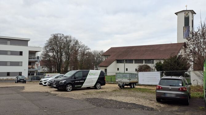 Nürtinger Straße 95 Auf der Brachfläche in der Nürtinger Straße 95 möchte die Nestbau AG ihr Bürgerwohnprojekt verwirklichen. Rechts die Friedenskir