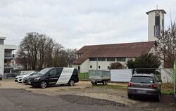 Auf der Brachfläche in der Nürtinger Straße 95 möchte die Nestbau AG ihr Bürgerwohnprojekt verwirklichen. Rechts die Friedenskir