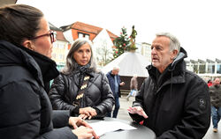 Auch zwei Betzinger haben ihre Meinung kund getan: Ernst Wittel (rechts) und Bettina Gekeler (Mitte).