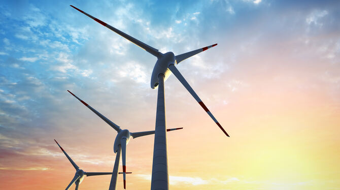 Windräder im Sonnenuntergang: Ein Bild, das sich auch in St. Johann bieten soll. Gebaut wird aber frühestens 2028.