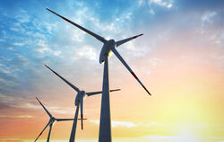 Windräder im Sonnenuntergang: Ein Bild, das sich auch in St. Johann bieten soll. Gebaut wird aber frühestens 2028.