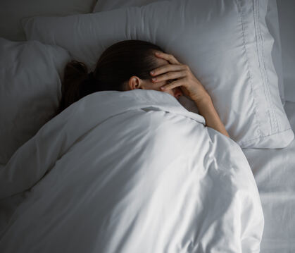 Viele Betroffene leiden an chronischer Müdigkeit - manche schaffen es kaum, das Bett zu verlassen.