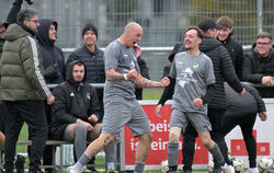 Die Spieler des SSV Rübgarten  kommen derzeit aus dem Jubeln kaum heraus: Topstürmer Dominik Grauer (links) freut sich mit Fabia