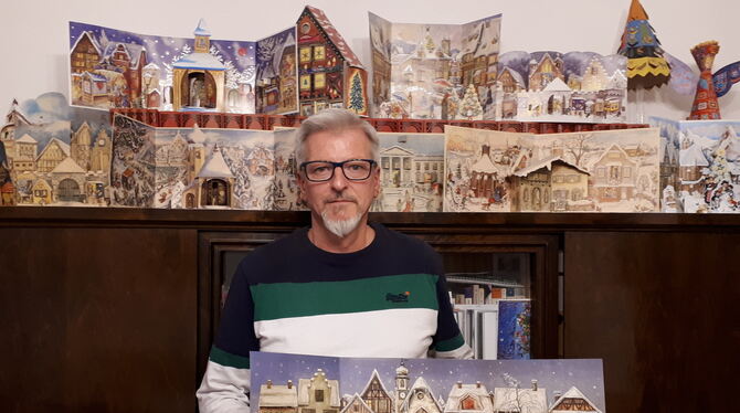 Große Auswahl: Firmeninhaber Oliver Sellmer zeigt ein paar der insgesamt 130 Motive. In Händen hält er einen Reprint des ersten