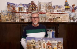 Große Auswahl: Firmeninhaber Oliver Sellmer zeigt ein paar der insgesamt 130 Motive. In Händen hält er einen Reprint des ersten