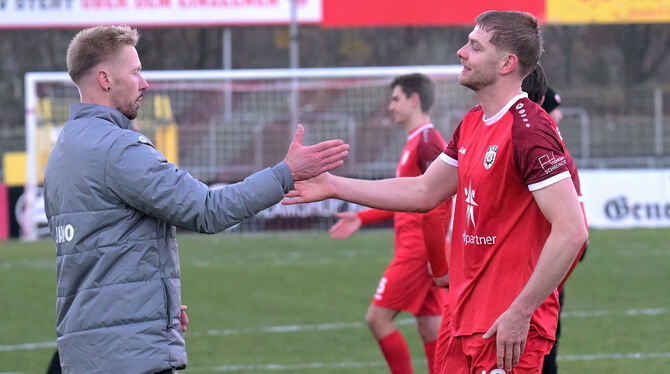 Baden-Wuerttemberg, Fussball, Maenner, OL, Oberliga, Saison 2025/26, wfv Interimstrainer Marvin Petzschner bedankt sich beim SSV-Angreifer Willie Sauerborn.