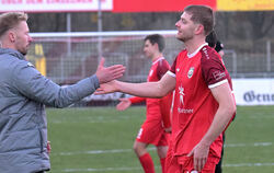 Interimstrainer Marvin Petzschner bedankt sich beim SSV-Angreifer Willie Sauerborn.